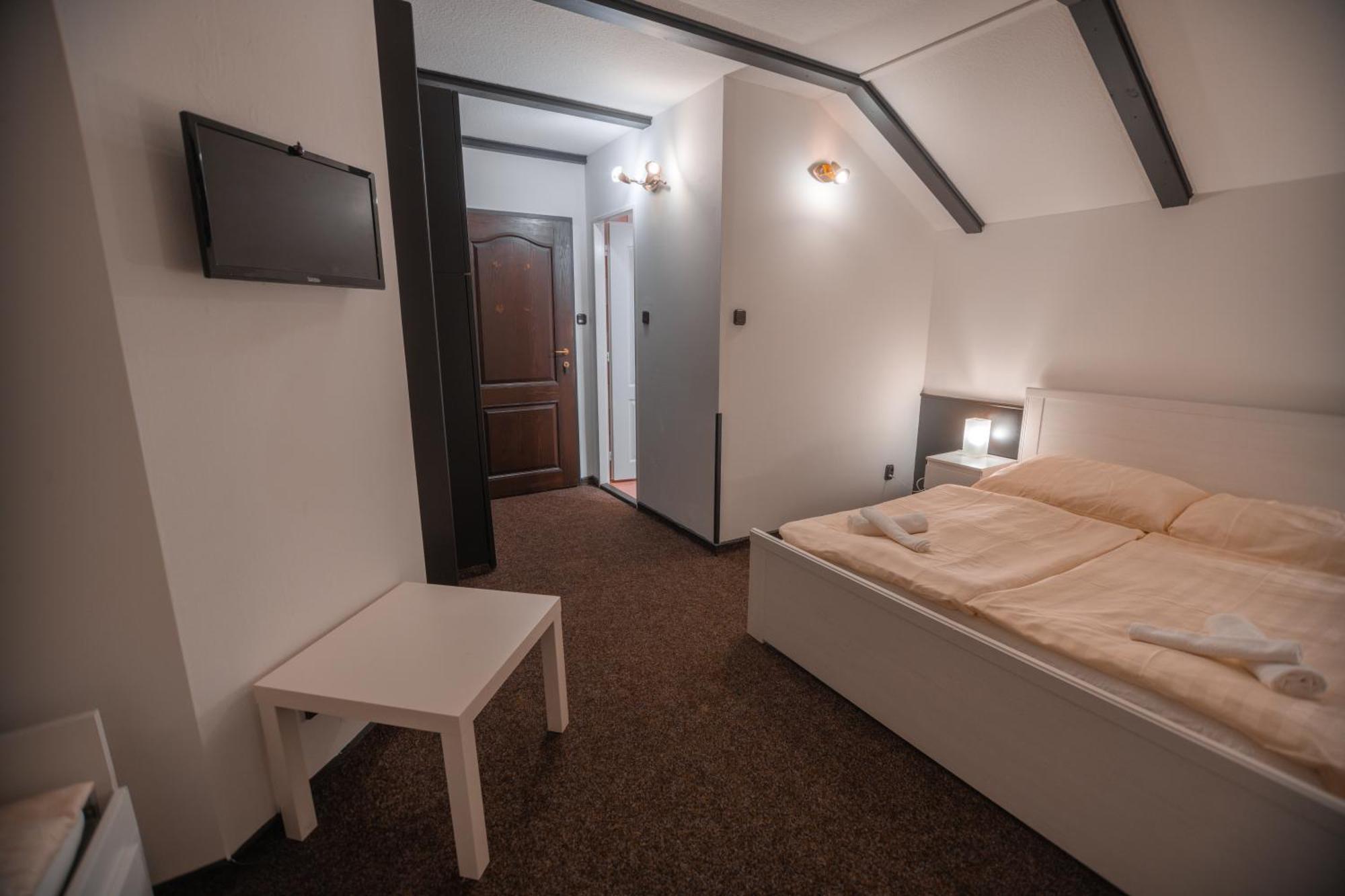 Hotel Lovecky Zamecek Orion 利贝雷茨 外观 照片